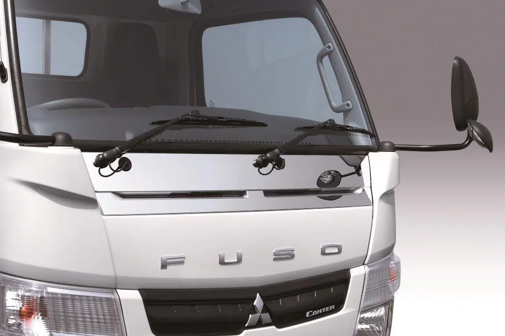 Avec les pièces chromées FUSO, vous personnalisez votre FUSO Canter. Les pièces chromées FUSO se composent de trois éléments : Cache chromé à l'avant, Cache chromé sur les bords, Grille de protection chromée.