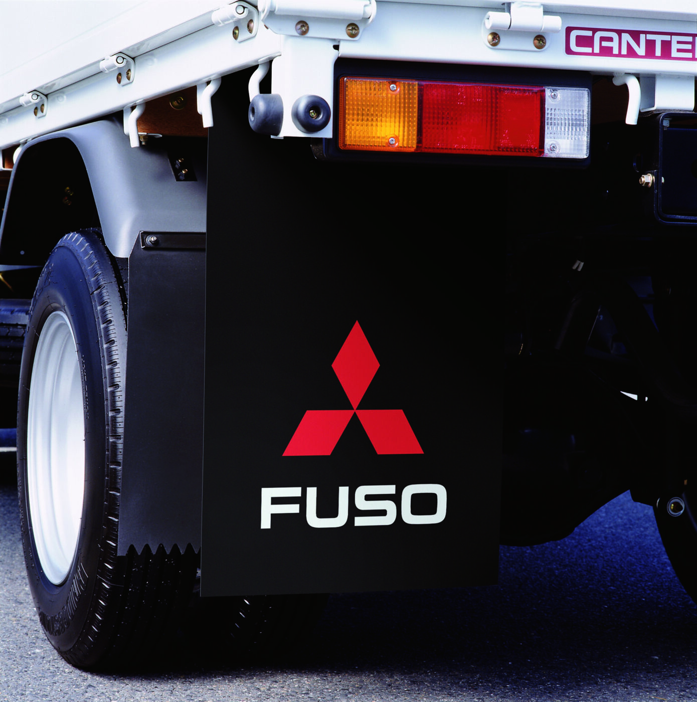Les bavettes FUSO protègent le véhicule, les passagers, les autres véhicules et les piétons de la boue et des salissures projetées par les pneus.