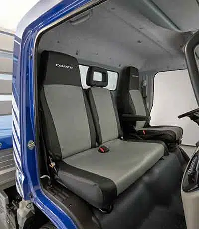 La housse de siège FUSO offre une protection parfaite de l’habitacle contre l’usure et les salissures. Elle prolonge la durée de vie des sièges et contribue à préserver la valeur de votre Canter grâce à son esthétique travaillée. La housse de siège FUSO « VINYLE » offre une protection parfaite contre les salissures et résiste en outre à l’huile et aux taches. Cette variante de revêtement est parfaitement adaptée si vous travaillez dans des secteurs tels que la construction ou l’aménagement paysager.