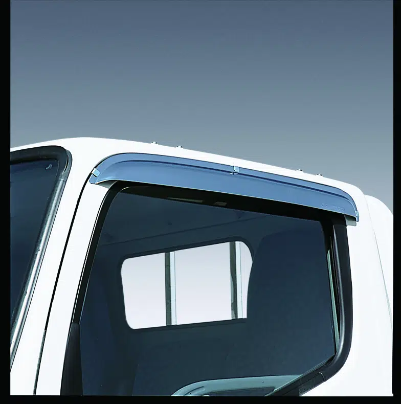 Le déflecteur de vent FUSO permet de rouler sans courant d'air, même lorsque la fenêtre est ouverte.