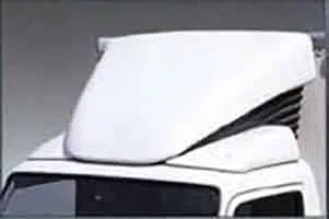 Le déflecteur de toit FUSO se monte sur le toit de la cabine et convient parfaitement aux fourgons car il réduit le bruit du vent pendant la conduite ainsi que la consommation de carburant jusqu'à 5%.