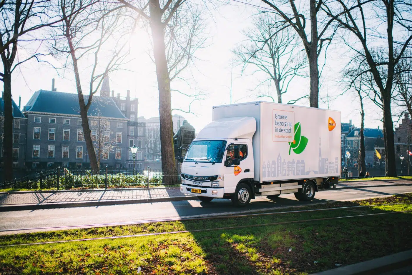 Avec ses FUSO eCanter entièrement électriques, PostNL réalise la version idéale du transport de distribution en centre-ville - sans émissions locales et très silencieusement.