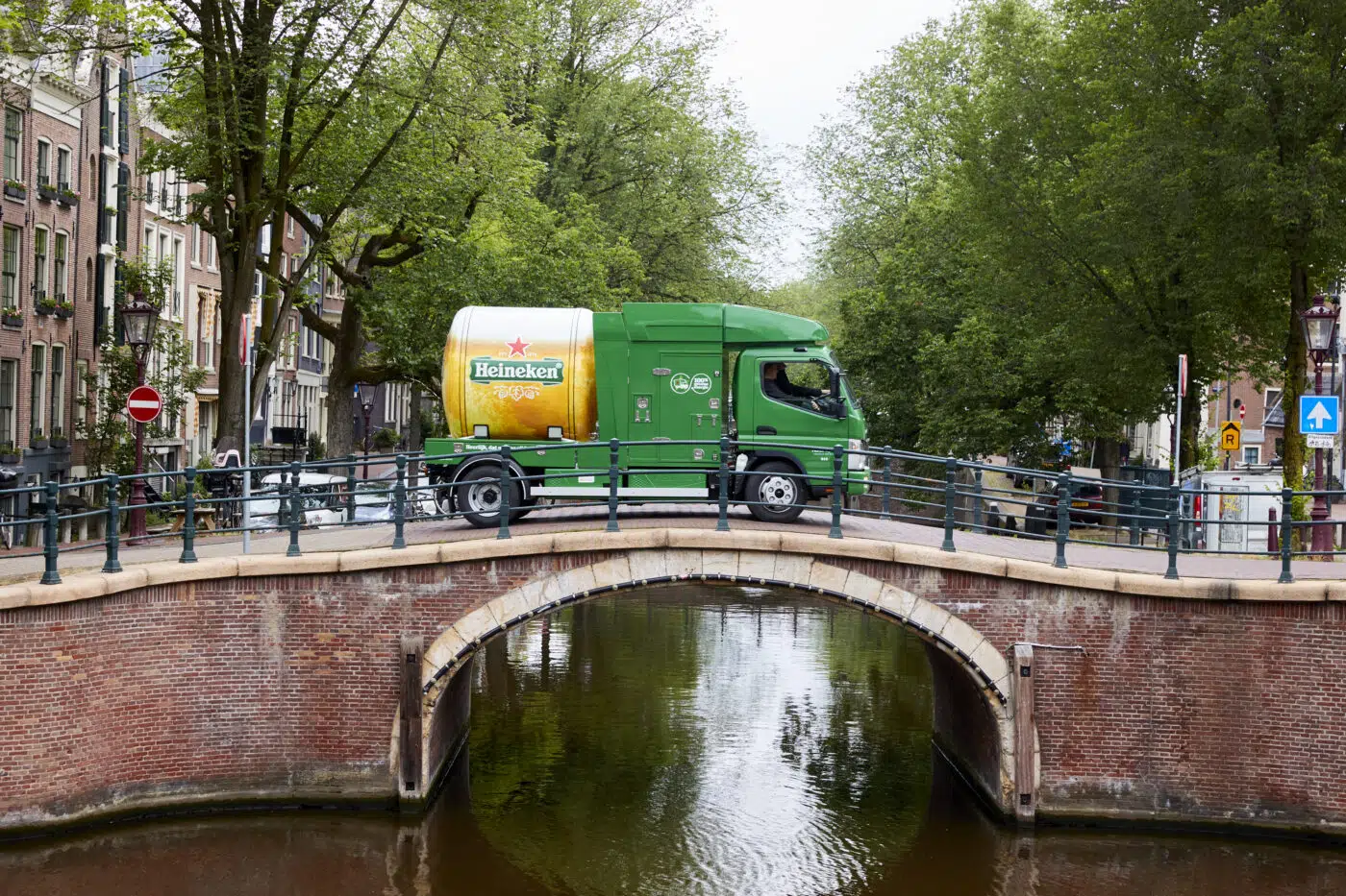 Un FUSO eCanter entièrement électrique, équipé d'une carrosserie de camion-citerne spéciale, livre à Amsterdam de la bière Heineken sans émissions et sans bruit.